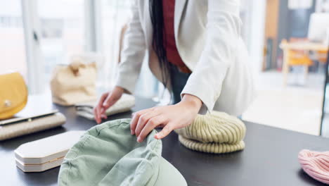 hände, mode und shopping mit einem kunden