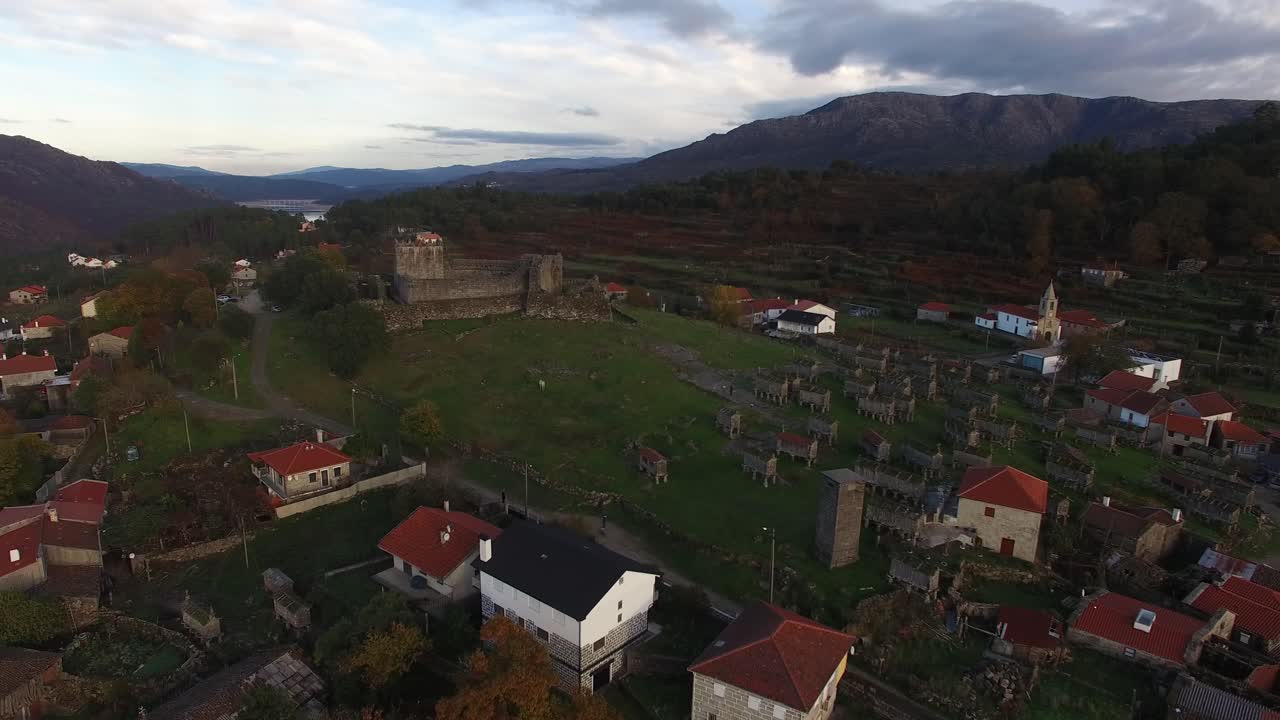 volando sobre el hermoso pueblo portugués de lindoso