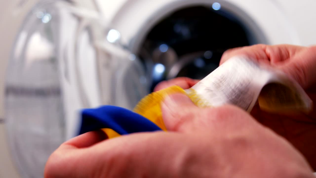 analizar la etiqueta con las instrucciones de limpieza antes de poner la ropa en una lavadora