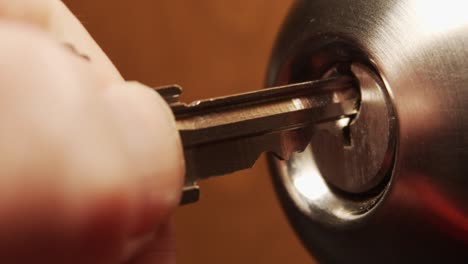 toma macro de una llave plateada insertada en la cerradura de una cerradura de pomo de puerta interna