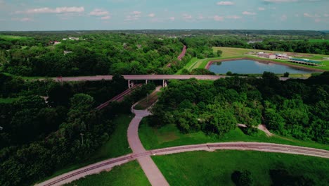 Vista-Aérea-Del-Puente-Sobre-El-Ferrocarril-En-El-Estado-De-Iowa