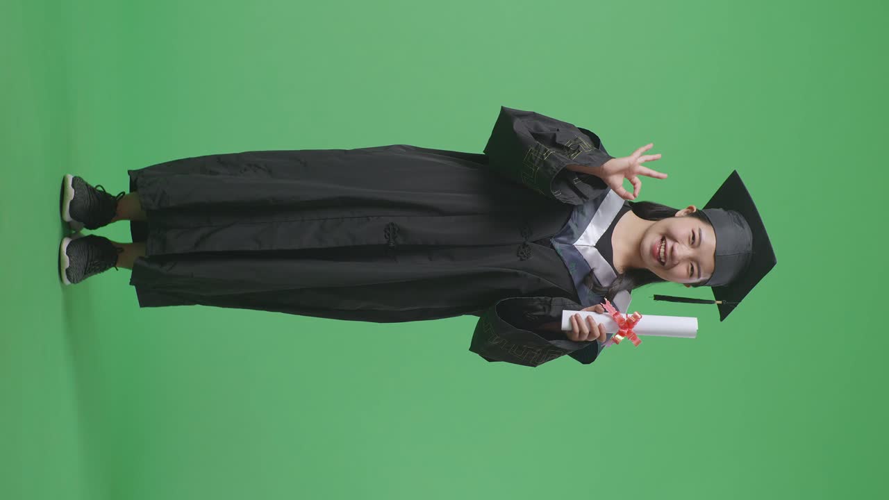 Donna laureata con diploma in toga da laurea