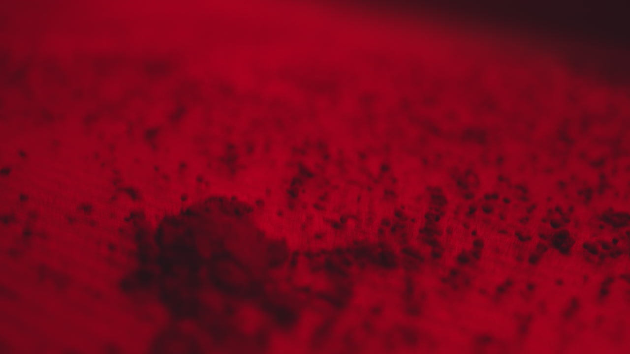 재미있는 모양의 작은 입자를 형성하는 진동 스피커의 흑연