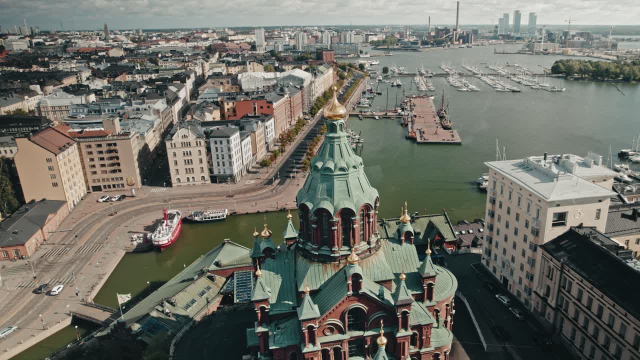 helsinki, volando cerca de la catedral de uspenski, desde el aire, avión no tripulado