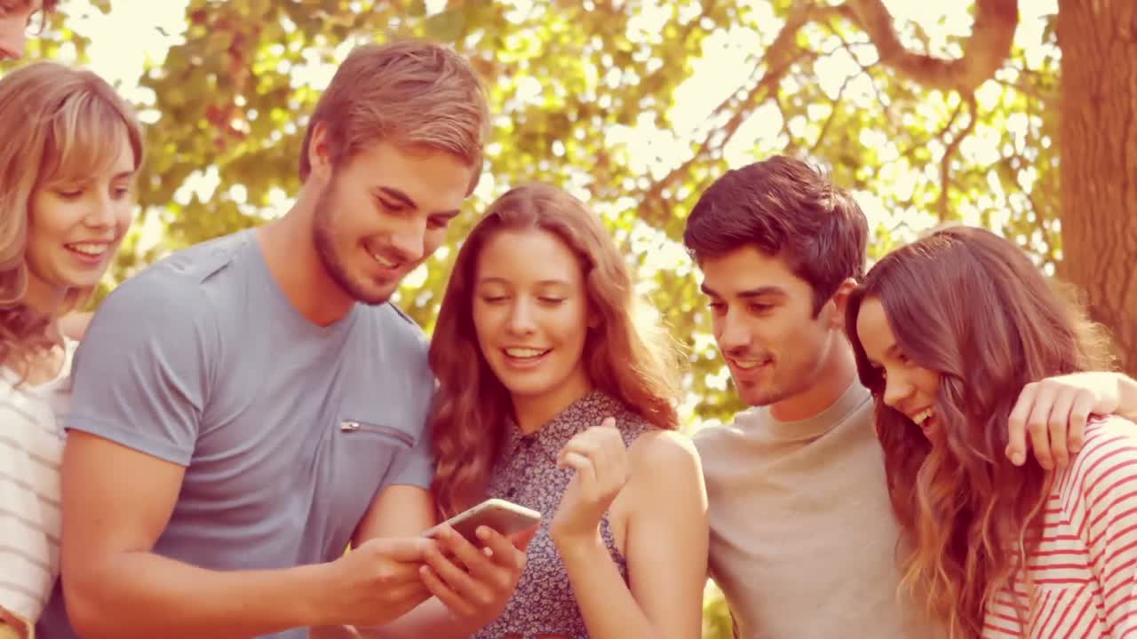 grupo de amigos tomando una selfie