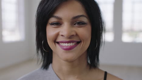 Primer-Plano-Retrato-De-Una-Hermosa-Joven-Mujer-De-Raza-Mixta-Sonriendo-Feliz-Piel-Perfecta-Mirando-A-La-Cámara