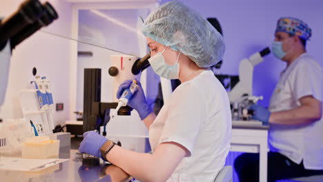 científicos que trabajan en un laboratorio