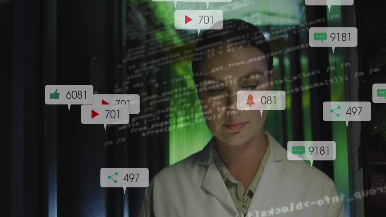 animación de iconos de las redes sociales sobre una ingeniera caucásica pensativa caminando en la sala de servidores.