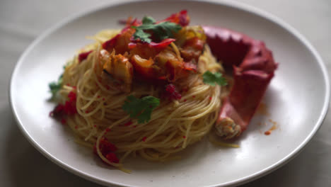 pasta all'astice o espaguetis con langosta