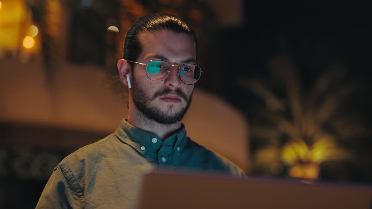 hombre trabajando en la computadora portátil por la noche