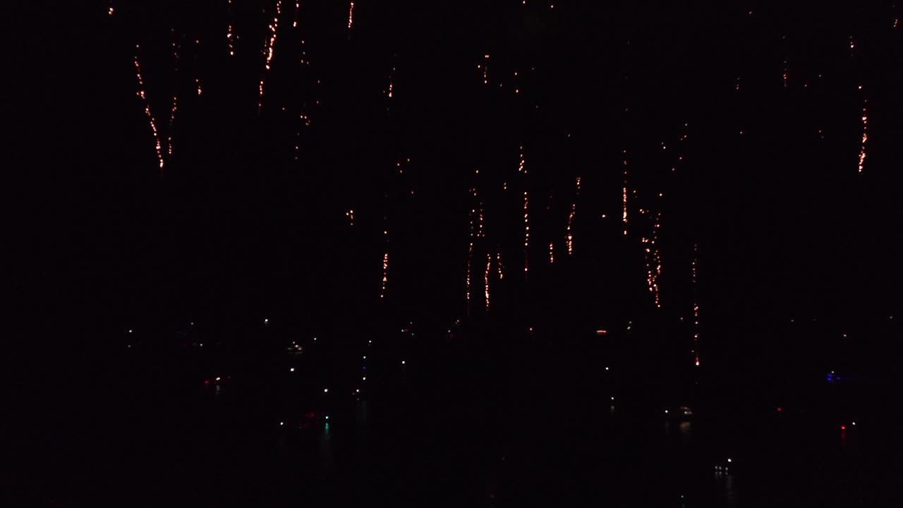 disparo aéreo cinematográfico lento de fuegos artificiales