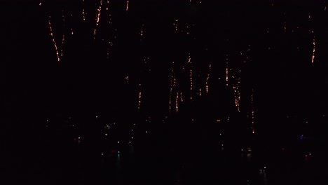disparo aéreo cinematográfico lento de fuegos artificiales