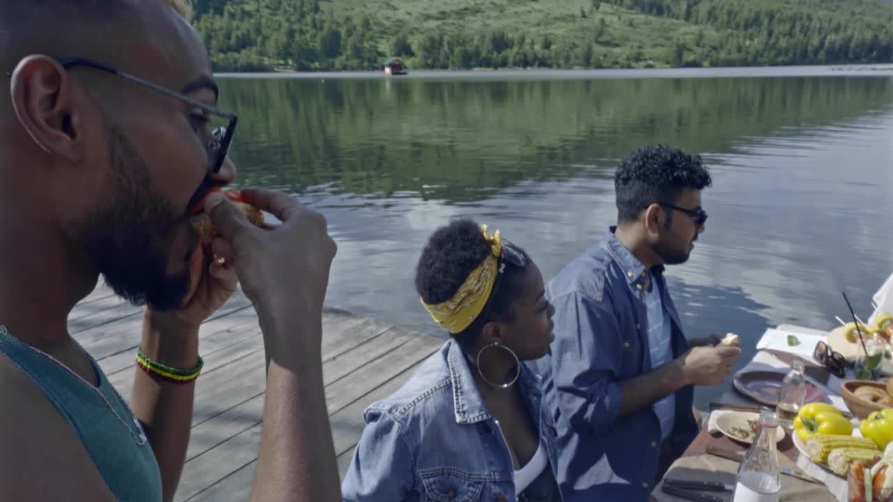 amigos disfrutando de un picnic