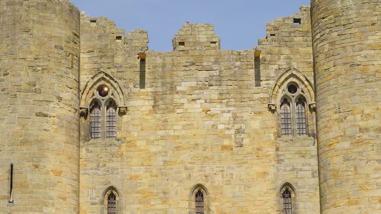 Vista frontale dello storico Castello di Tonbridge nel Regno Unito con vecchie finestre e feritoie con muratura in pietra deteriorata in cima.