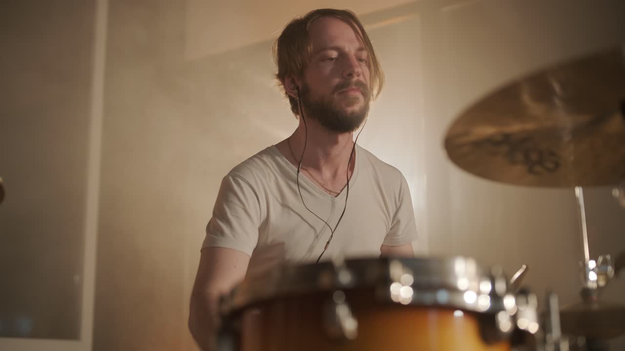 actuación en vivo de la banda con cantante, bajista, pianista, baterista y guitarrista