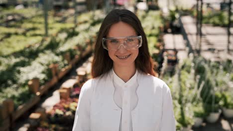 Retrato-De-Primer-Plano-De-Una-Mujer-Pelirroja-Con-Un-Abrigo-Blanco-Sobre-Un-Fondo-De-Plantas-De-Invernadero