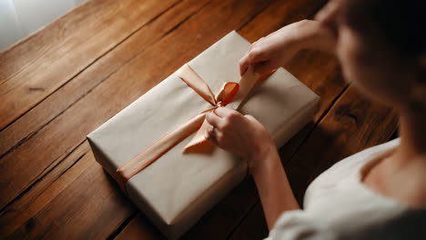 una mujer envolviendo un regalo.