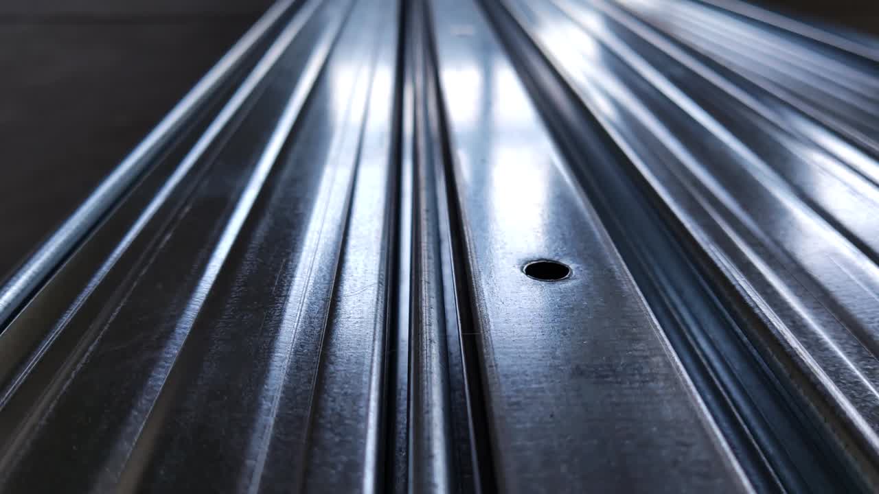 금속 프로파일: 창고에 있는 스테인리스 스 파이프의 어리, 굴착 된 금속 제품, 경제 금속 목록 가격 지수, 금융 위기, 벽 건물 부품