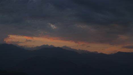 Timelapse-De-Nubes-Que-Fluyen-Sobre-Las-Montañas-De-Los-Andes-Durante-La-Puesta-De-Sol