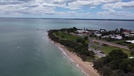 vista aérea de una península, un pueblo de playa y un parque