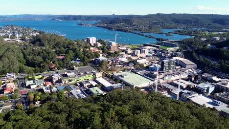 Toma-Aérea-De-Drones-De-La-Vista-Del-Paisaje-Gosford-City-Cbd-Narara-Brisbane-Water-Town-Turismo-Viajes-Nsw-Costa-Central-Australia-4k