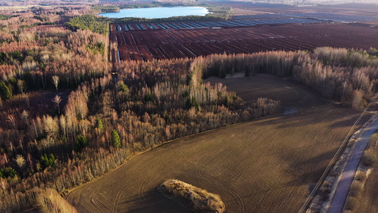 vista panorámica del campo de minería de turba, dolly aéreo en