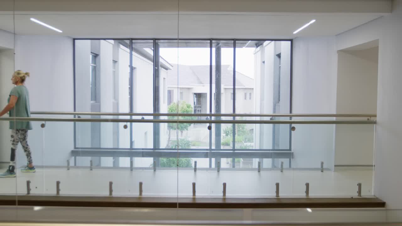 병원 에서 의식 다리 를 가진 여자