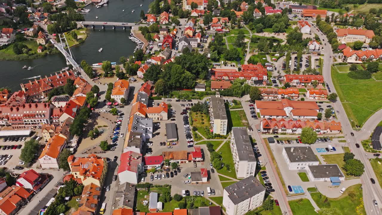 Drone vola in avanti sopra Mikolajki, Polonia, e si inclina lentamente verso l'alto.