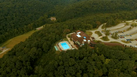 inclinando hacia abajo la toma de un dron del edificio del parque estatal shawnee con piscina