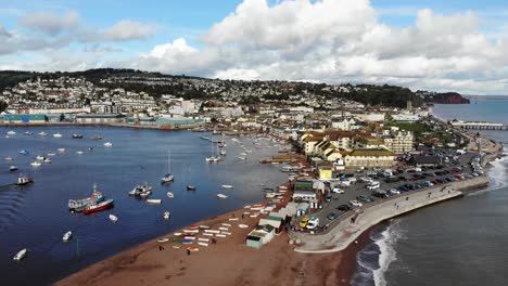 Antenne-über-Teign-Bootsverleih-Und-Parkplatz-Mit-Teignmouth-Town-Im-Hintergrund