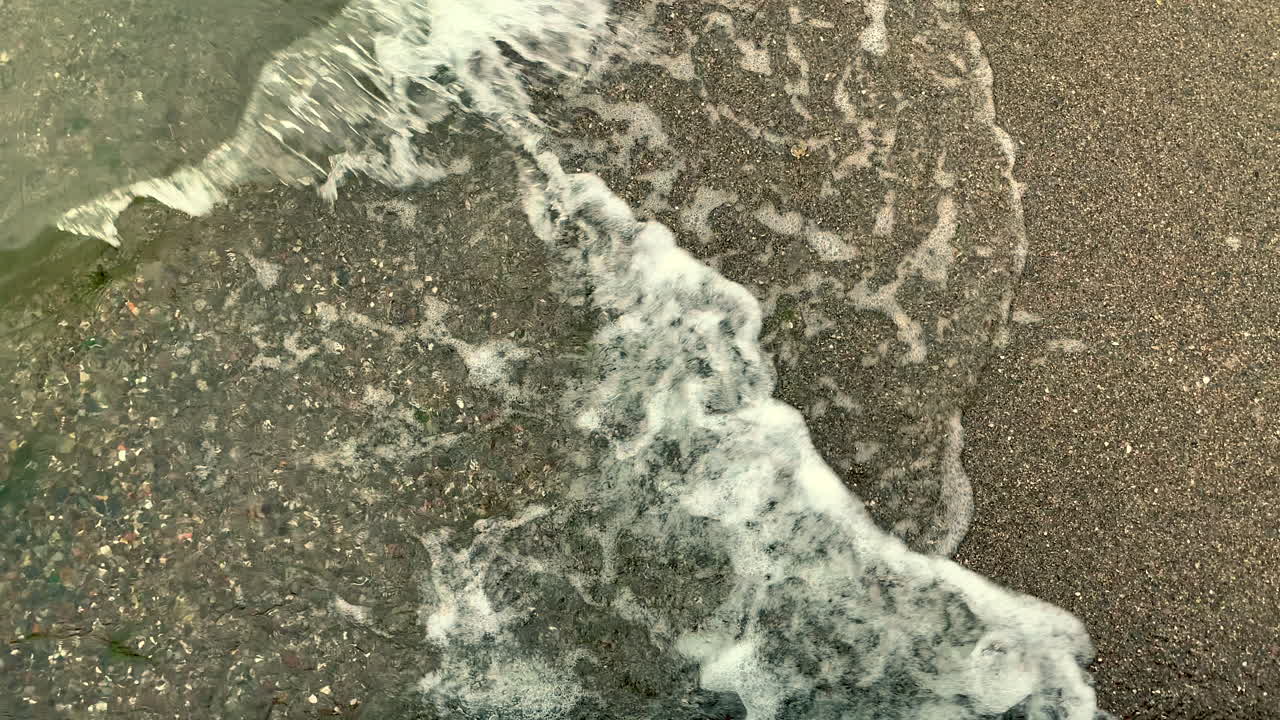 해변에서 슬로우 모션으로 파도에 대한 상위 뷰