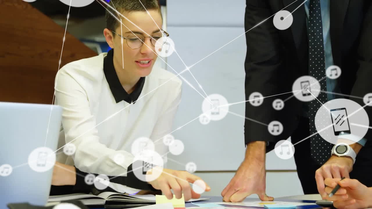 animación de la red de conexiones con íconos sobre hombres de negocios caucásicos discutiendo trabajo