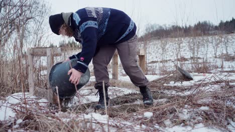 Mann-Gießt-Im-Winter-Erde-Auf-Den-Boden