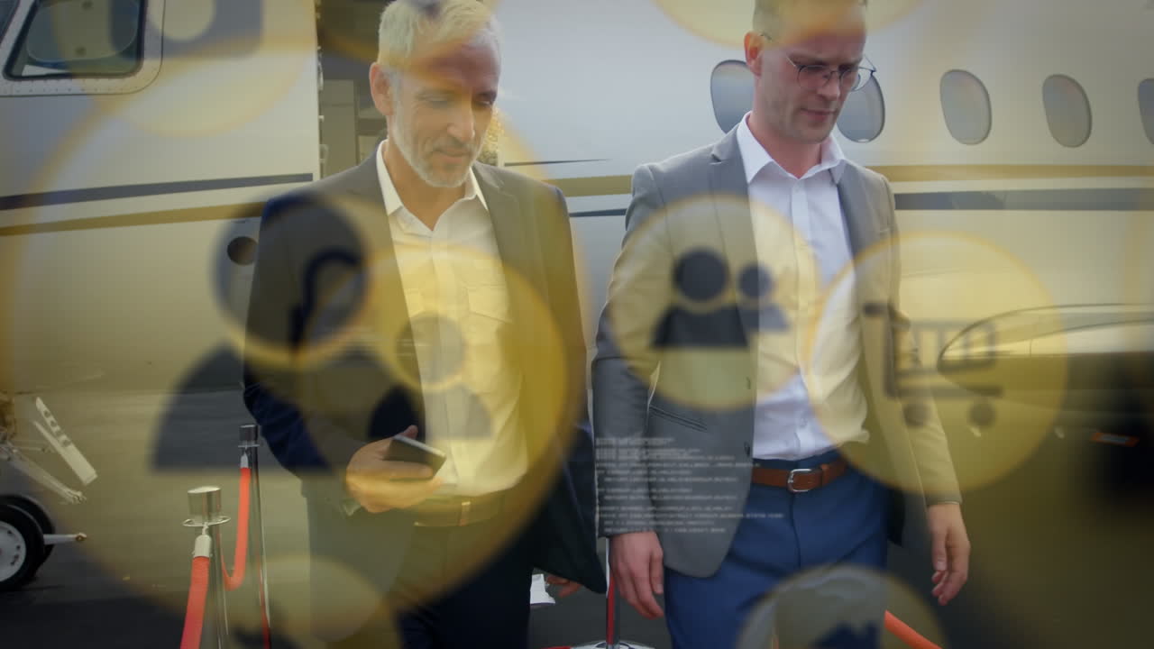 анимация сети людей икон над кавказскими бизнесменами, покидающими самолет в аэропорту