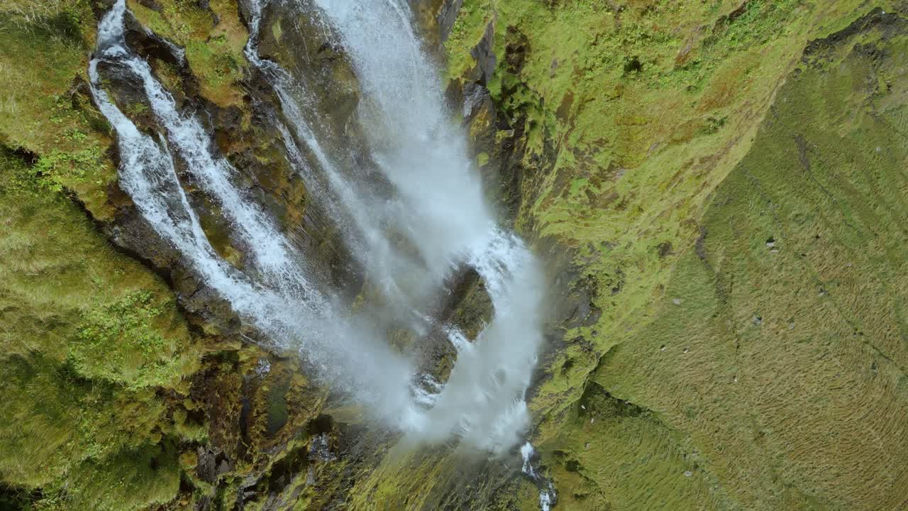 toma de establecimiento con un paso elevado y luego descendiendo por una gran cascada con un acantilado verde y amarillo que termina con un punto de vista amplio