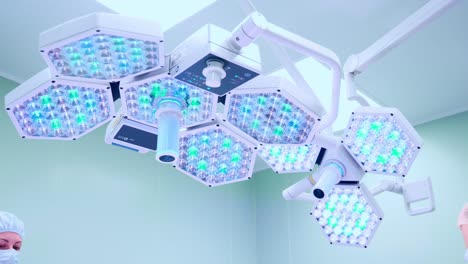 luces quirúrgicas en la sala de operaciones