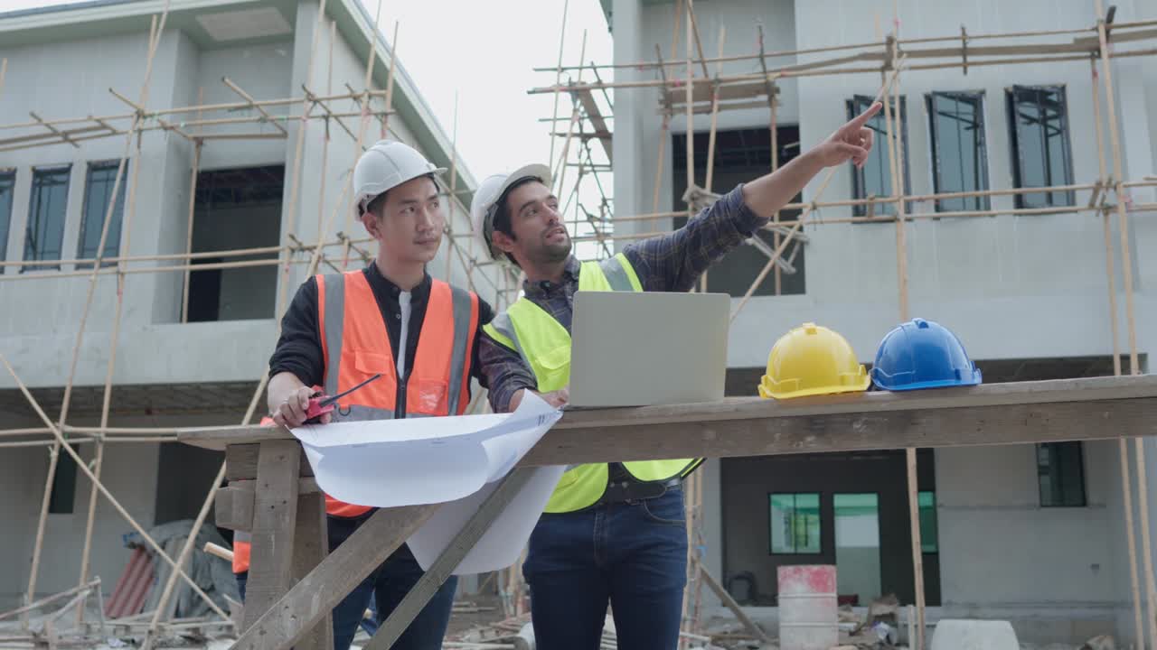 gerente profesional de ingenieros civiles masculinos o arquitectos y capataz, trabajador. mientras usa la computadora portátil inspecciona discutir el proyecto de construcción de la reunión y señala el sitio de construcción. concepto de construcción de bienes raíces.