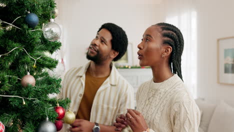 Christmas,-tree-decorating