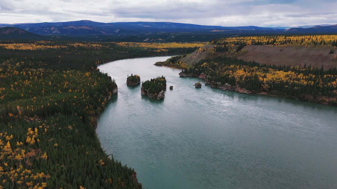 Vista aerea di un fiume sereno in autunno
