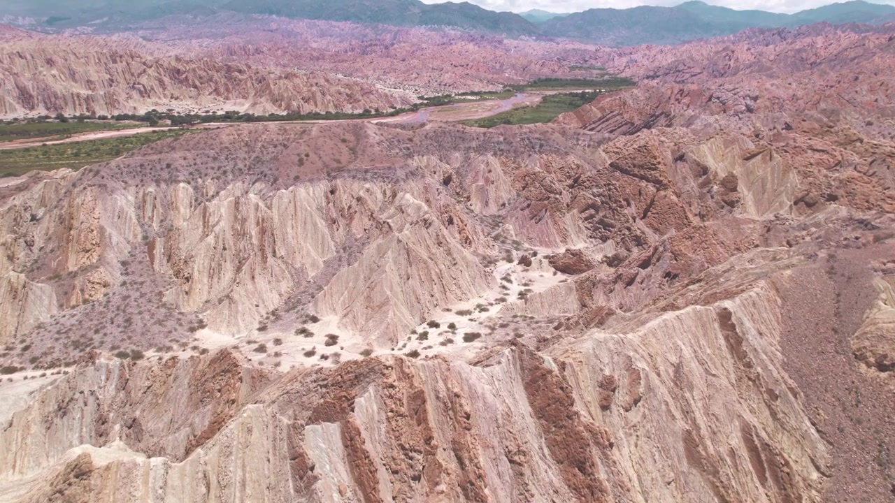 Vista Aerea 4K con Drone di Santa Rosa, Salta, Argentina. Formazioni Rocciose Bianche Uniche con Forme Geometriche e Drammatici Paesaggi Andini Modellati dall'Erosione Naturale