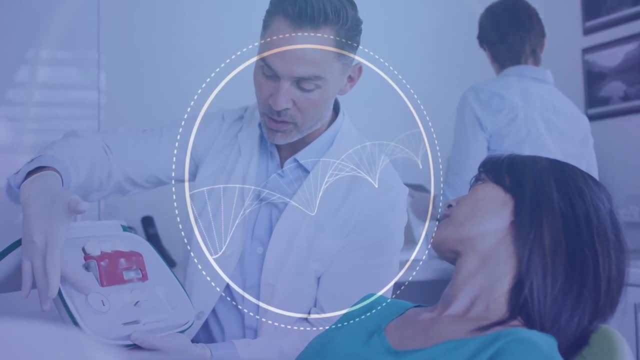 animación de la cadena de adn sobre un médico masculino caucásico hablando con un paciente