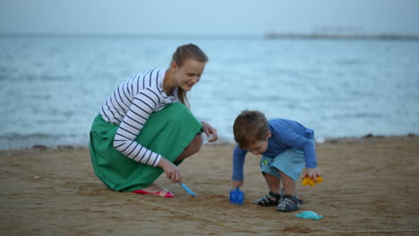 Madre-E-Hijo-Jugando-En-La-Playa