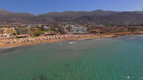 Die-Touristenstadt-Stalis-Mit-Strandbädern-Im-Sommer