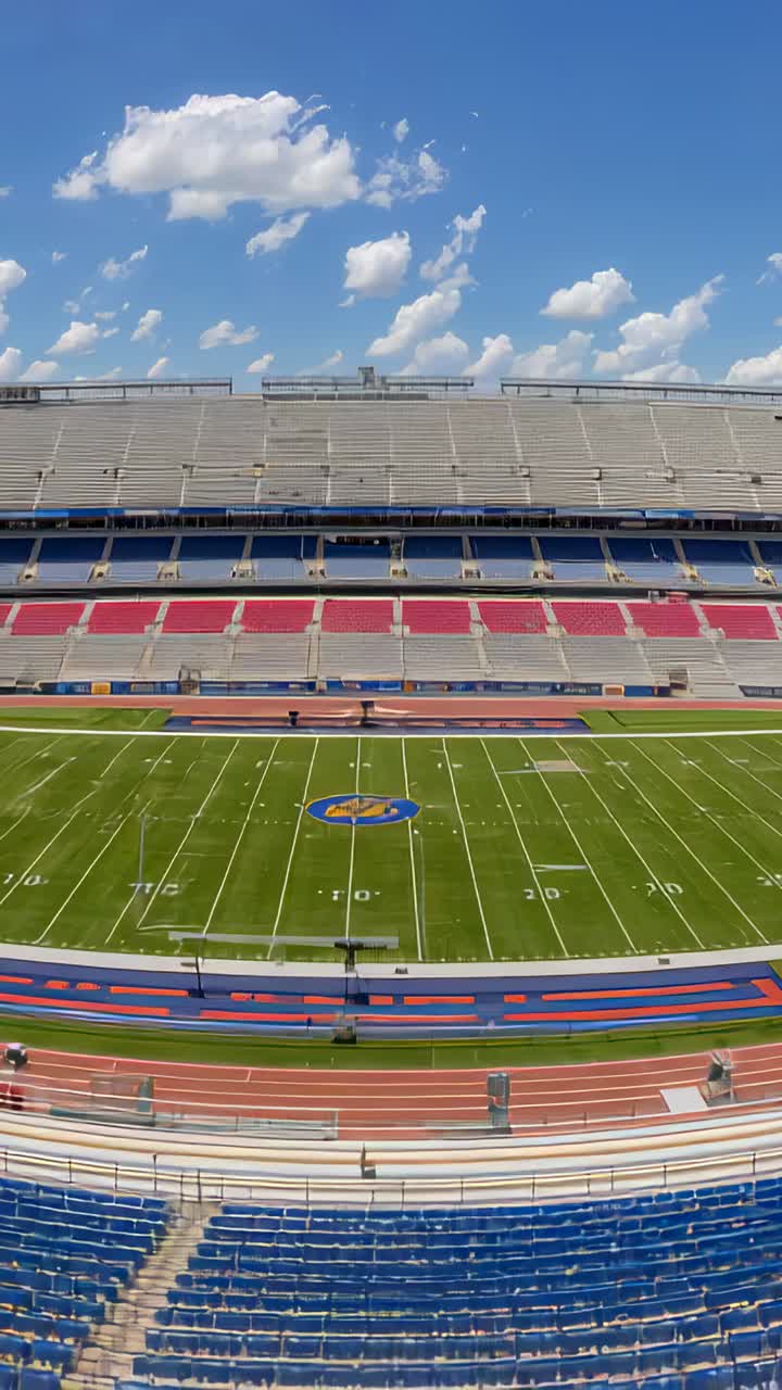 Video verticale: inclinazione della camera superiore che rivela il campo da football americano allo stadio per mostrare il logo di centrocampo