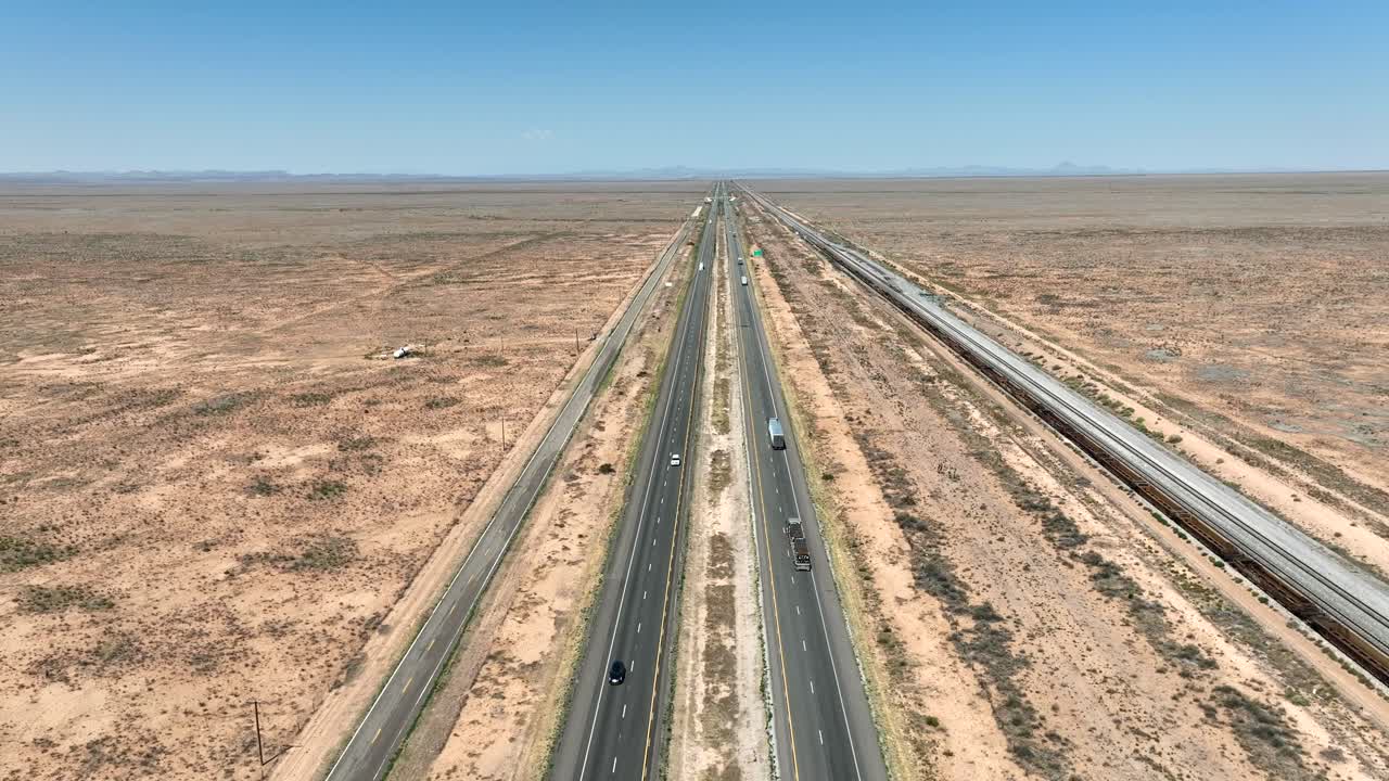 주간 고속도로와 함께 사막 풍경