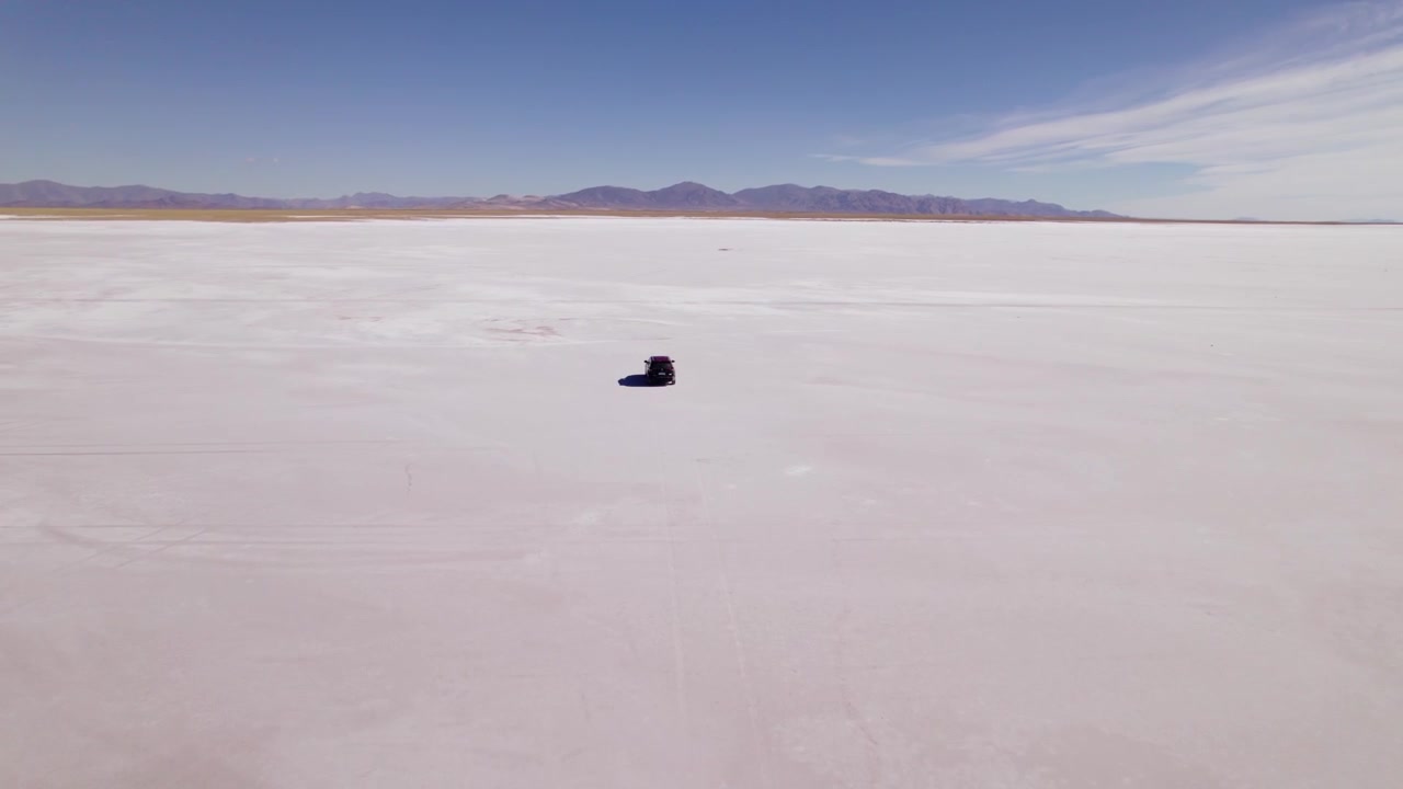 Carro explorando a vasta extensão de um deslumbrante salar