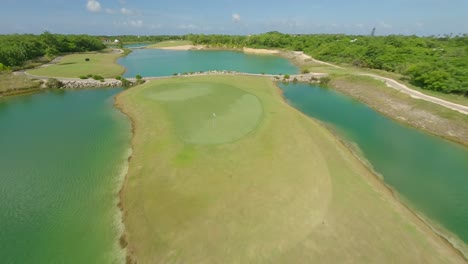 FPV-Drohnenschuss,-Der-An-Einem-Sonnigen-Tag-über-Einen-Leeren-Golfplatz-Fliegt