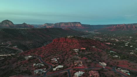 Flug-über-Die-Hotels-Und-Asphaltstraße-In-Sedona,-Arizona,-USA