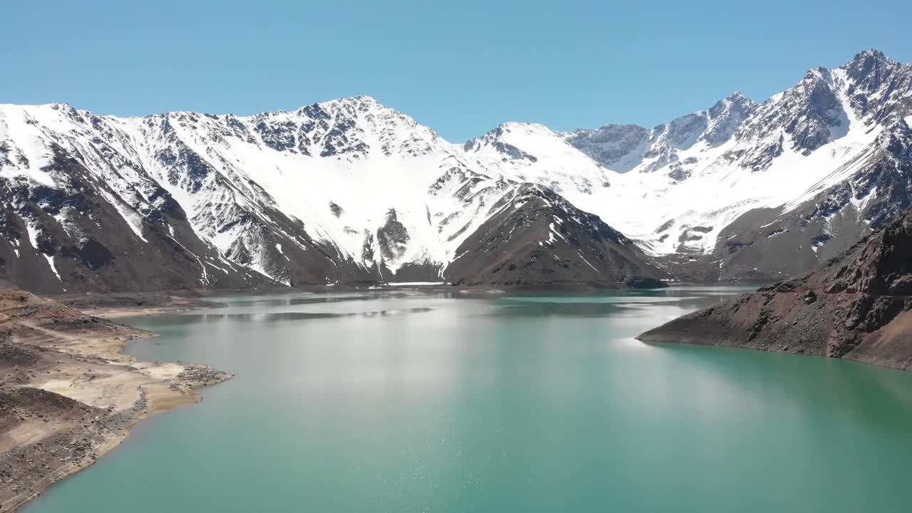 Ripresa aerea che avanza sulla laguna nella catena delle Ande - 4K