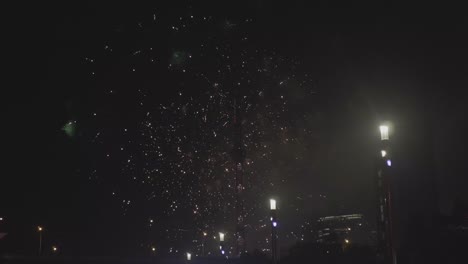 grandes fuegos artificiales durante la víspera de año nuevo 2019 en sydney, australia.